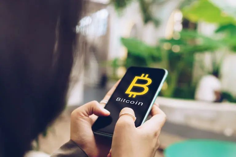 Mulher com aplicativo de Bitcoin comprar e vender