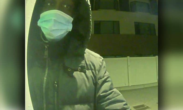 Homem armado invade casa, faz refém e rouba criptomoedas