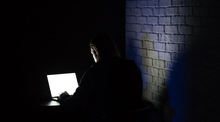 Homem paga R$ 66 mil em Bitcoin para assassino jogar ácido no rosto de ex-namorada