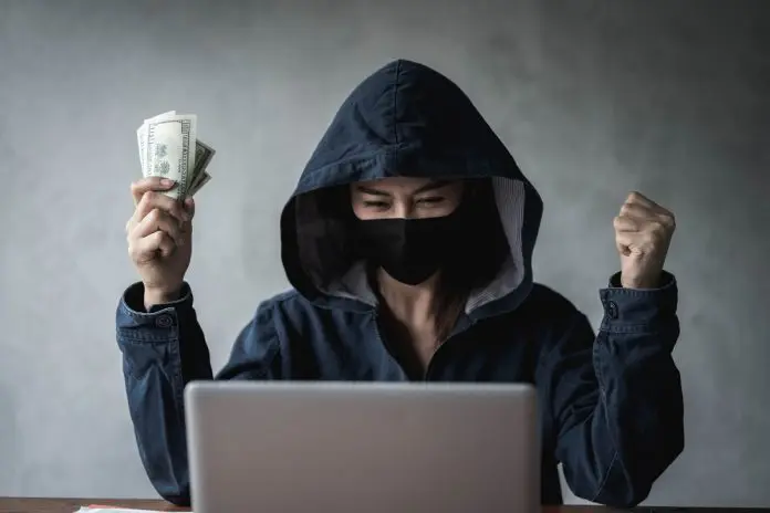 Bandido virtual segurando dinheiro na mão após roubo