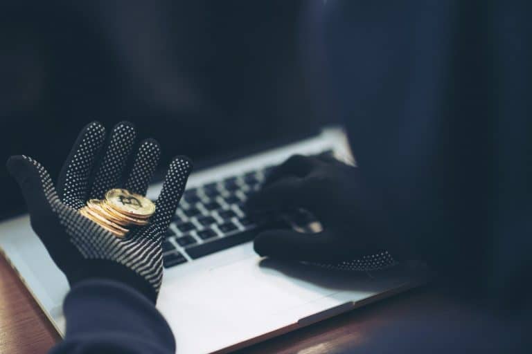 Bitcoin na mão de bandido virtual