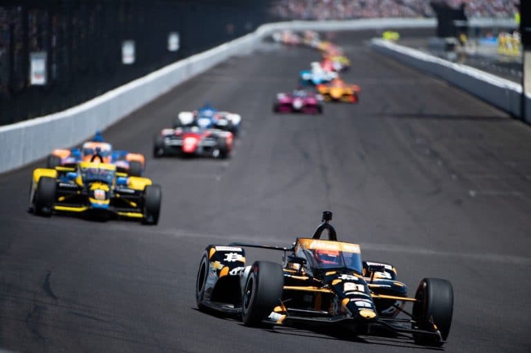 Carro Bitcoin liderando corrida