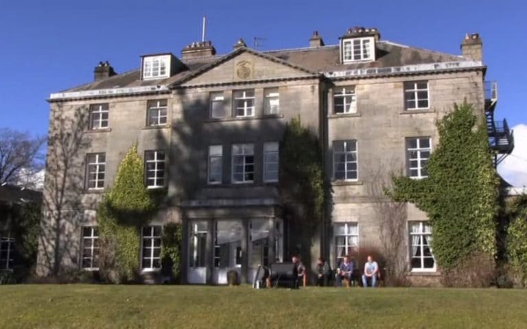 Clínica Castle Craig, que trata viciados em criptomoedas, é tema de documentário da BBC Scotland