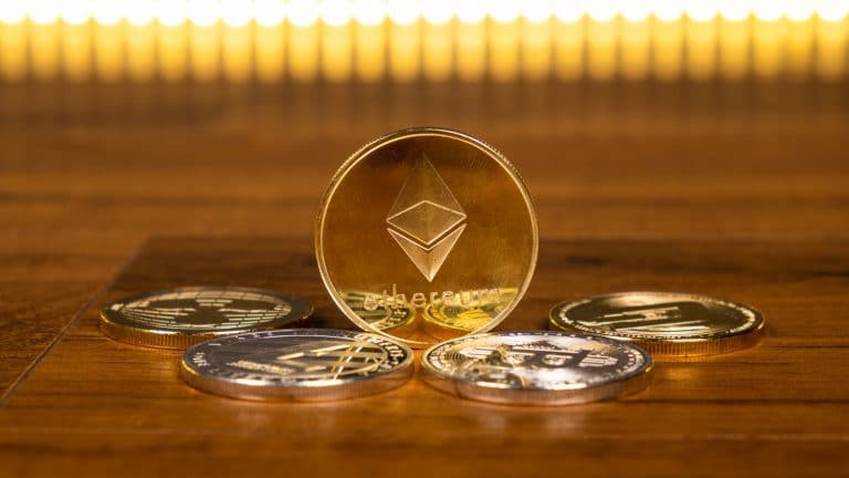 Criptomoeda Ethereum em destaque com outras criptomoedas ao seu redor rivais