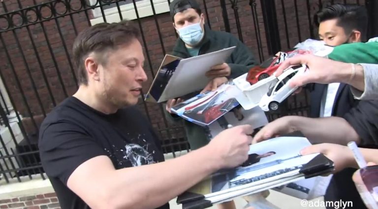 Elon Musk e fãs. Imagem: Reprodução Twitter