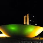 Fachada do Congresso Nacional em verde e amarelo