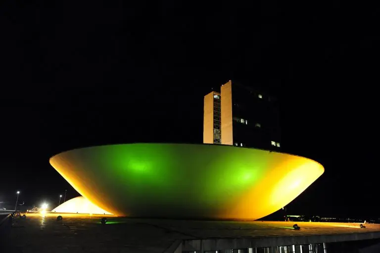 Fachada do Congresso Nacional em verde e amarelo