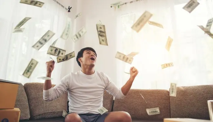 Homem jogando dinheiro para cima bilionários do Bitcoin