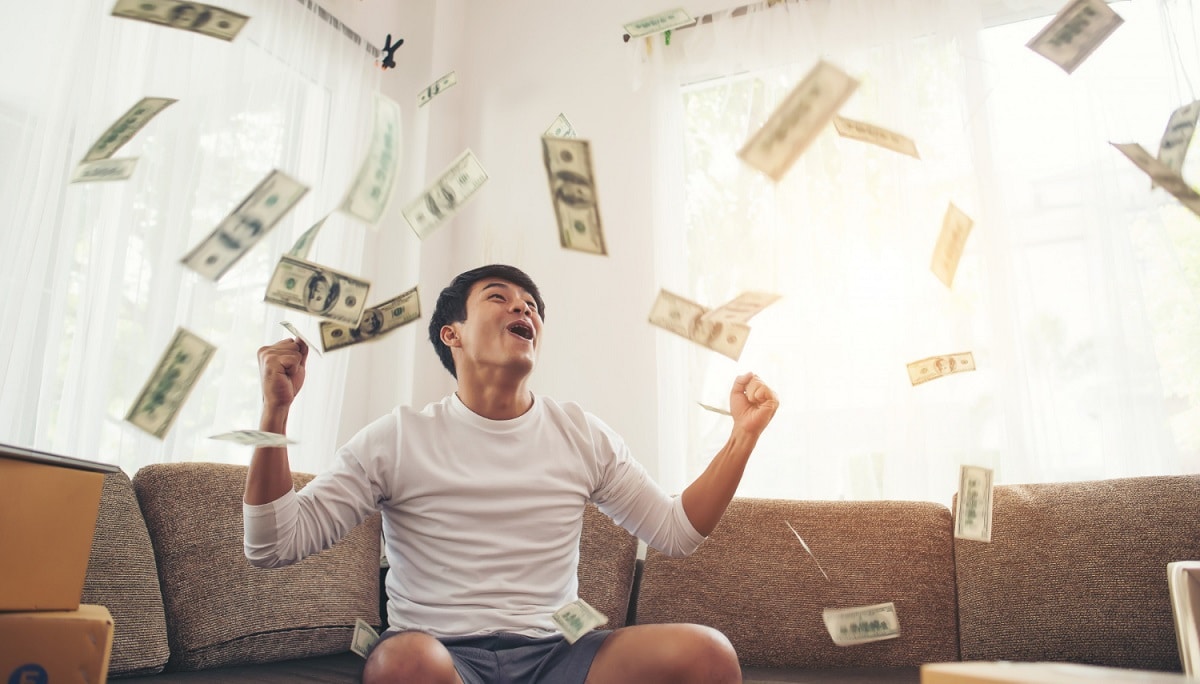 Homem jogando dinheiro para cima bilionários do Bitcoin