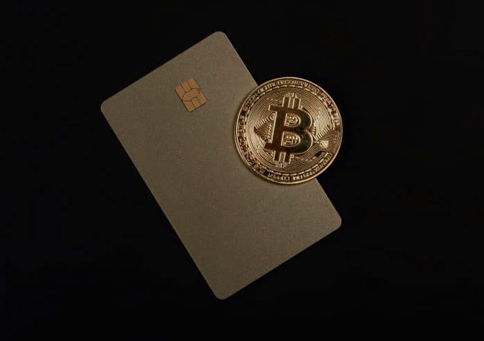 Moeda digital Bitcoin e cartão de crédito e débito