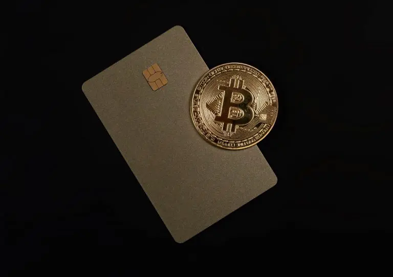 Moeda digital Bitcoin e cartão de crédito e débito