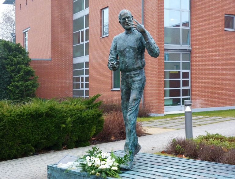 Estátua de Steve Jobs vai ganhar um novo vizinho – Satoshi Nakamoto