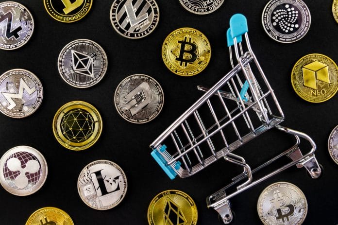 Várias criptomoedas perto de um carrinho de compra alternativas Ethereum Bitcoin Dogecoin Litecoin Monero