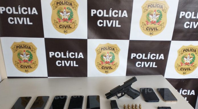 Apreensão de arma e notebooks foi feita pela Polícia Civil de Santa Catarina
