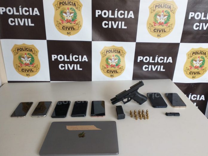 Apreensão de arma e notebooks foi feita pela Polícia Civil de Santa Catarina