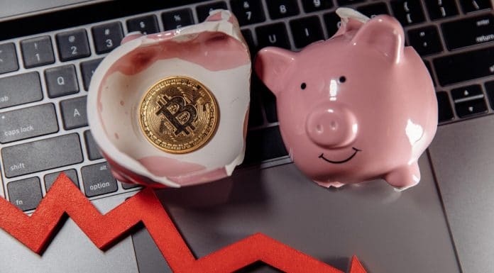 Bitcoin dentro de porquinho quebrado e seta apontando para queda