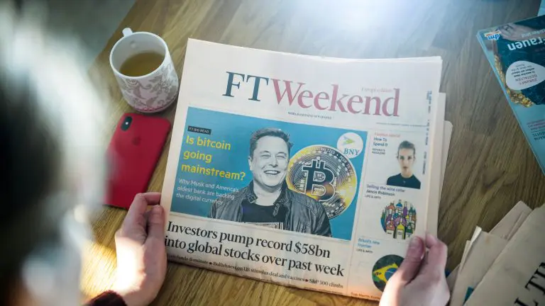 Capa de jornal com imagem de Elon Musk e Bitcoin