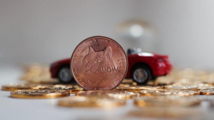 Criptomoeda Dogecoin em frente a carro