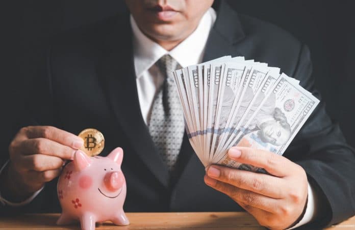 Empresário guardando Bitcoin no cofre
