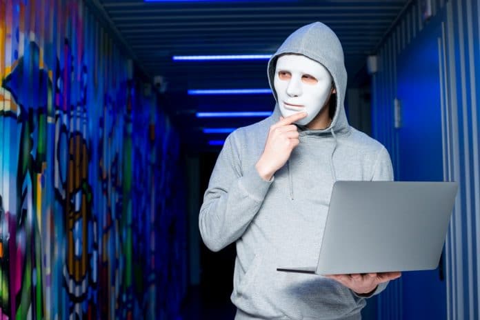 Hacker Anonymous pensativo