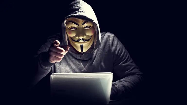 Hacker com máscara do Anonymous apontando dedo