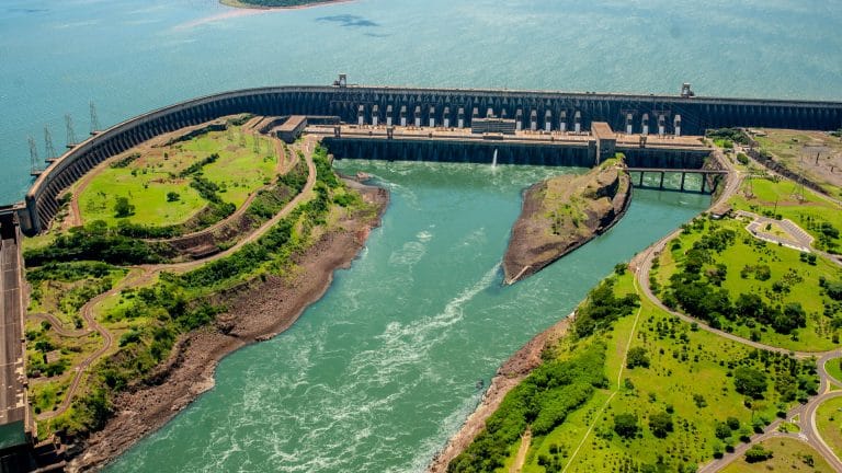 Hidrelétrica Itaipu Binacional entre Brasil e Paraguai