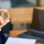 Homem de negócios segurando Bitcoin