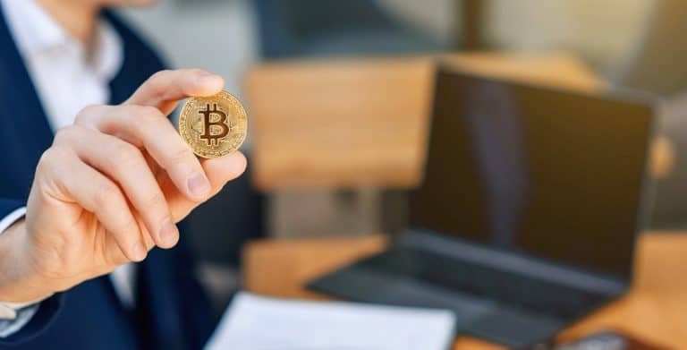 Homem de negócios segurando Bitcoin