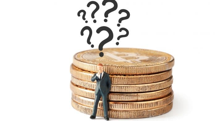 Homem em dúvida sobre Bitcoin investir ou não em criptomoedas