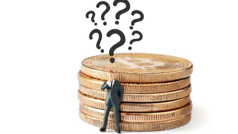 Homem em dúvida sobre Bitcoin investir ou não em criptomoedas