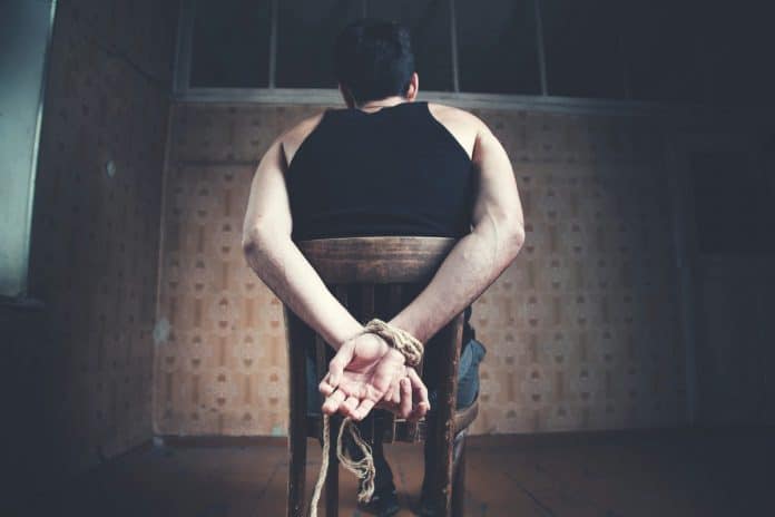 Homem sequestrado e amarrado em cadeira
