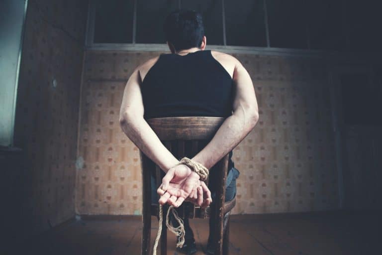 Homem sequestrado e amarrado em cadeira