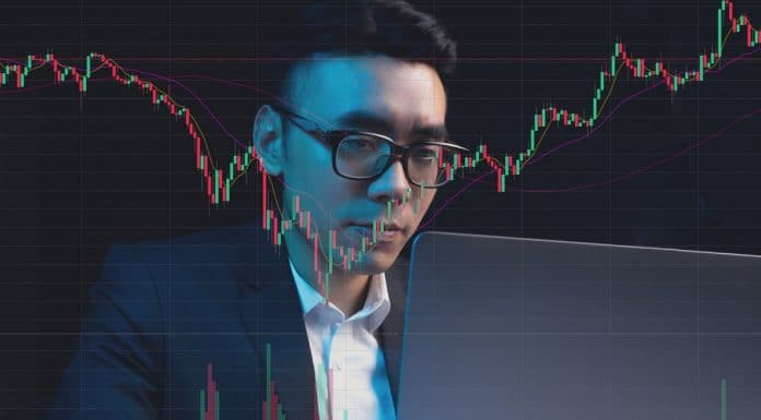 Jovem da China olhando gráfico de preços