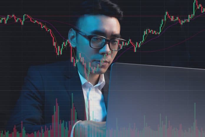 Jovem da China olhando gráfico de preços