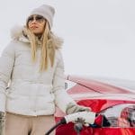 carros elétricos e Bitcoin, mulher recarregando veículo