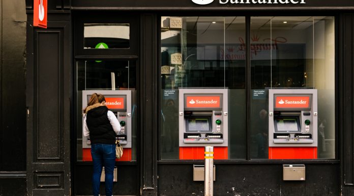 Mulher usa ATM do Santander no Reino Unido