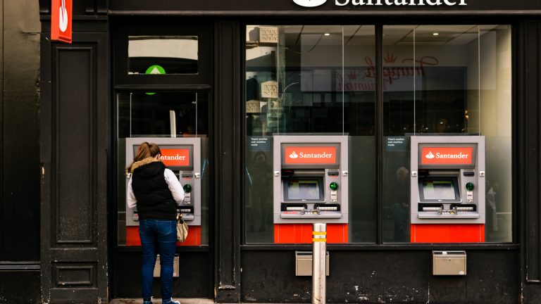 Mulher usa ATM do Santander no Reino Unido