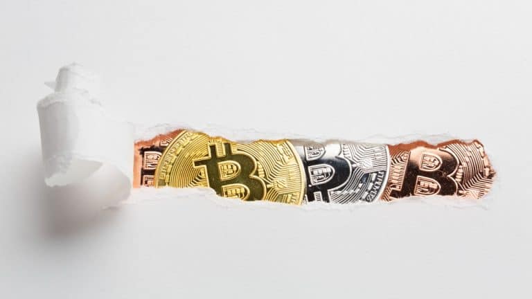 Papel rasgado revelando o Bitcoin