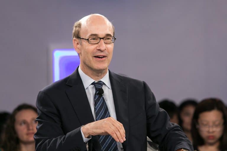 “Autoridades precisam acordar antes que seja tarde demais”, diz ex-chefe do FMI sobre criptomoedas
