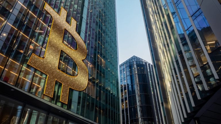 Símbolo do Bitcoin entre grandes prédios de empresas corretora