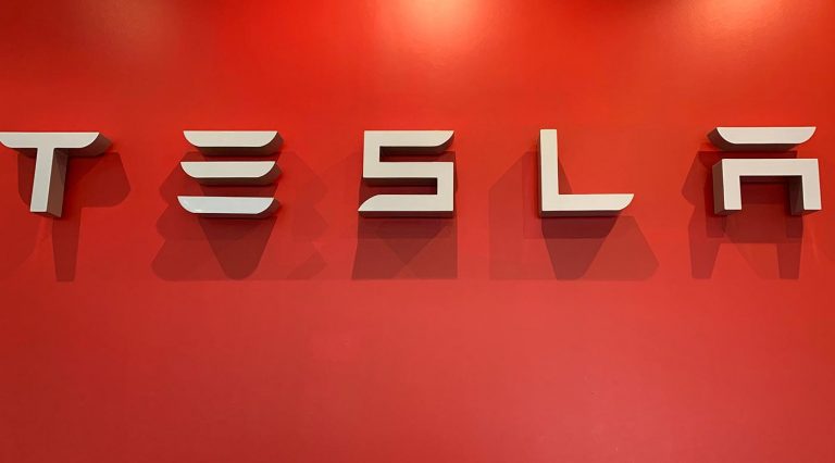 Tesla. Imagem: Shutter Stock