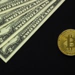 Um Bitcoin e notas de Dólar