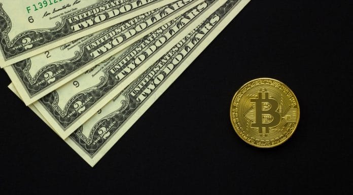 Um Bitcoin e notas de Dólar