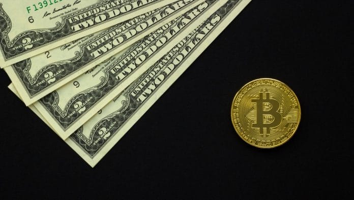 Um Bitcoin e notas de Dólar