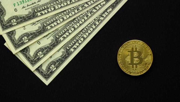 Um Bitcoin e notas de Dólar