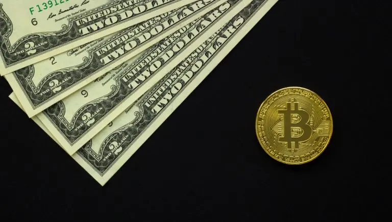 Um Bitcoin e notas de Dólar