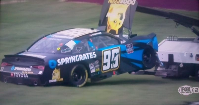 Carro Dogecoin foi rebocado após acidente na NASCAR