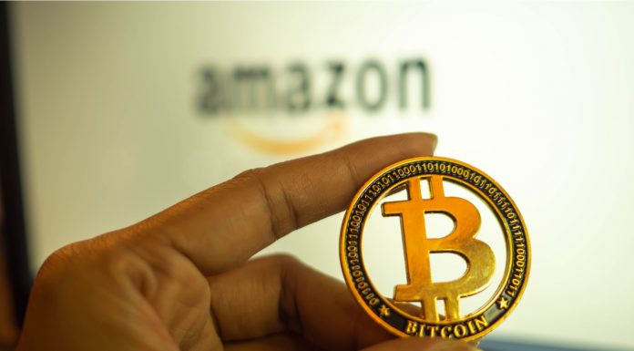 Amazon e mão segurando Bitcoin