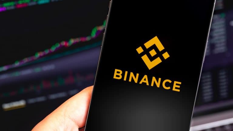 Aplicativo da Binance e gráfico de negociações ao fundo