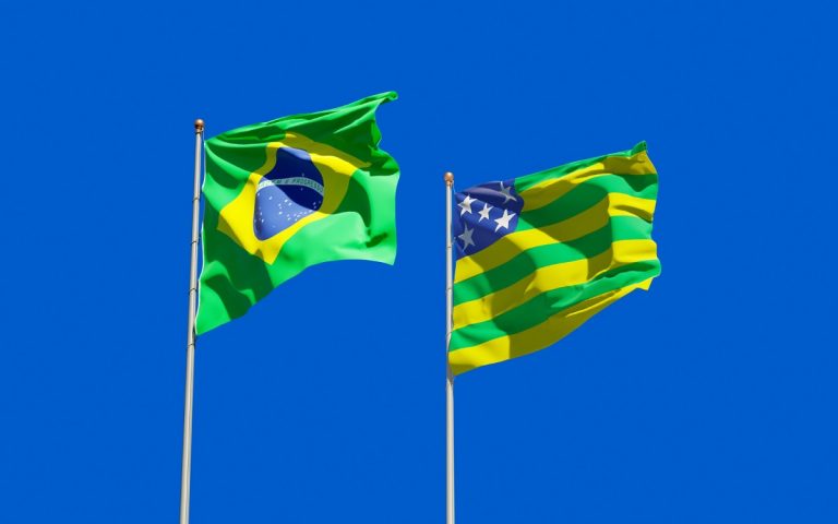 Bandeira do Brasil e do Estado de Goiás
